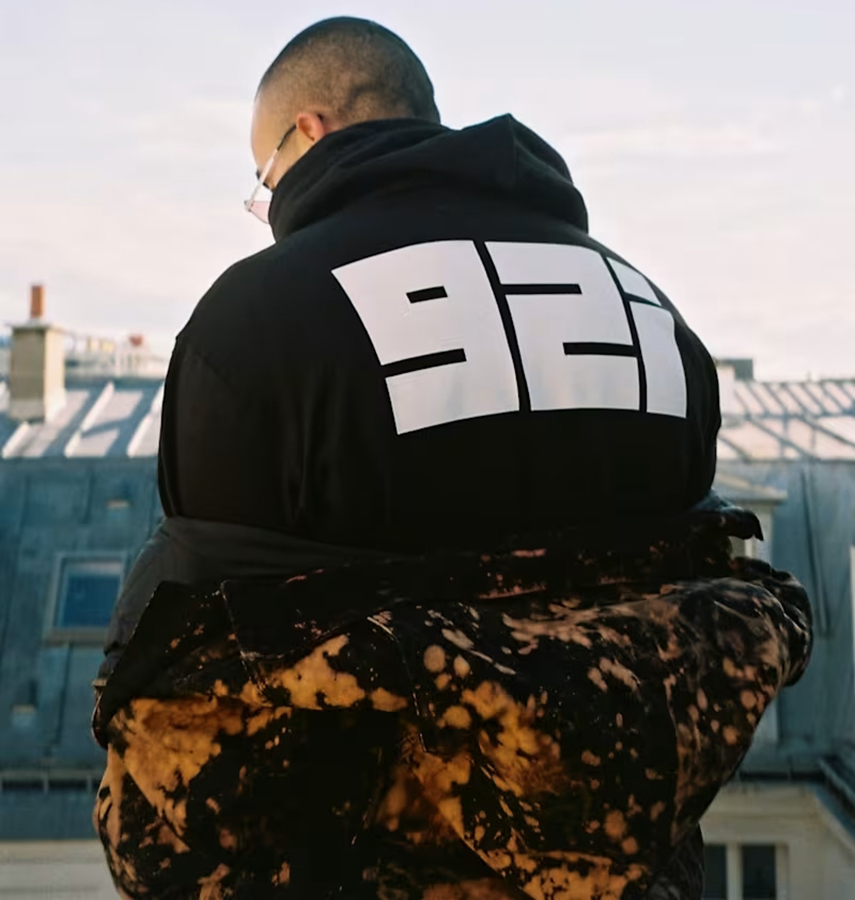 Uski avec un pull 92i signifiant qu'il rejoint le label