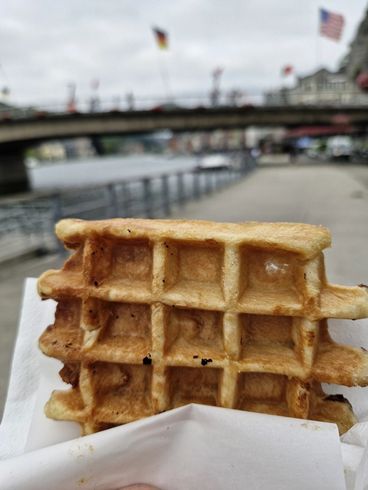 Dégustation d'une gaufre de Liège le long des quais.