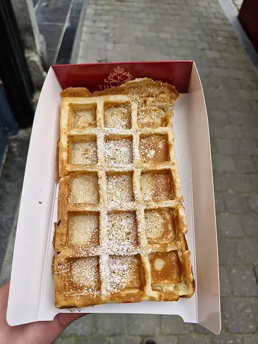 Dégustation d'une gaufre de bruxelles à Dinant.