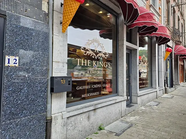 Vitrine d'une patisserie.