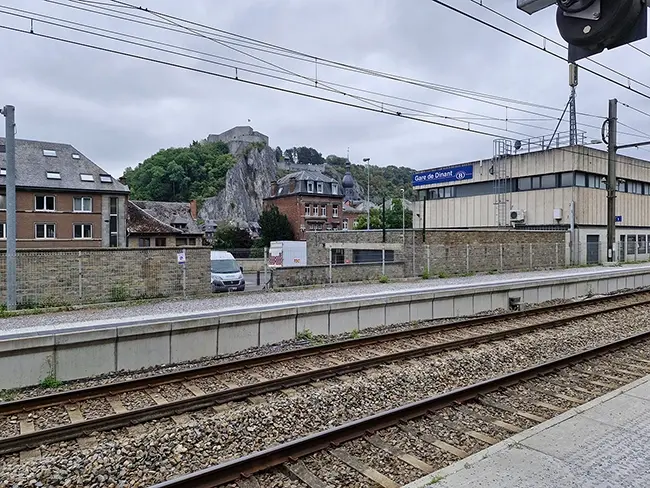 Vue de la gare et un peu de la ville en sortant du train.