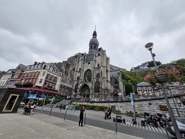 Face à l'église de Dinant.