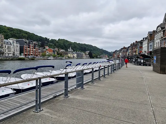 Le long de la Meuse à Dinant.