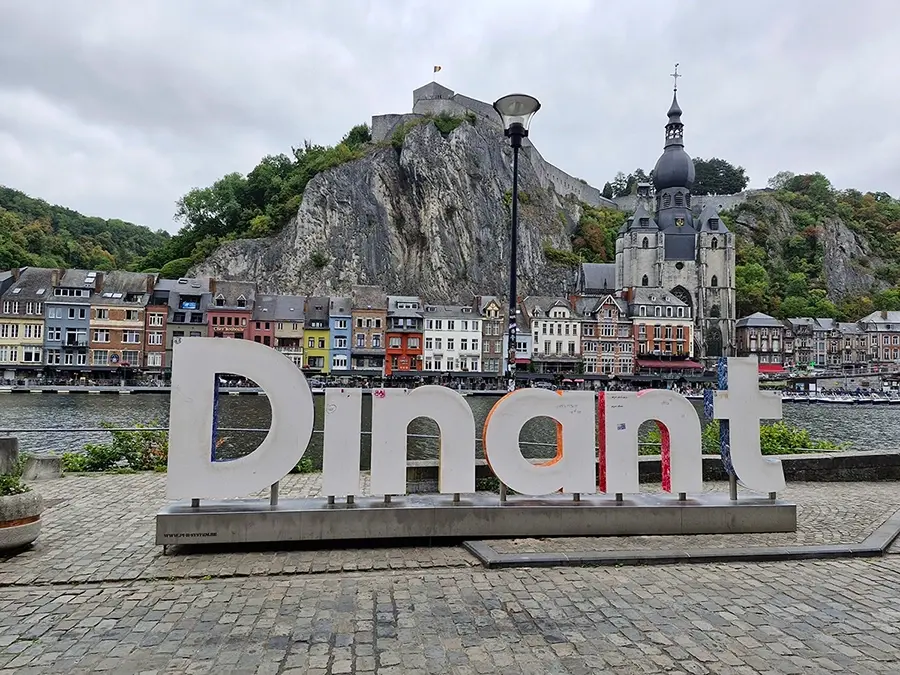 Lettres Dinant, en fond l'église et la citadelle.