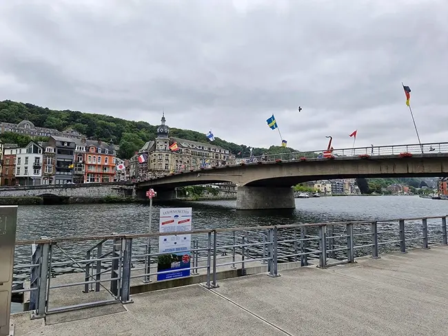 Sur le pont ou il y a les saxophones et drapeaux.