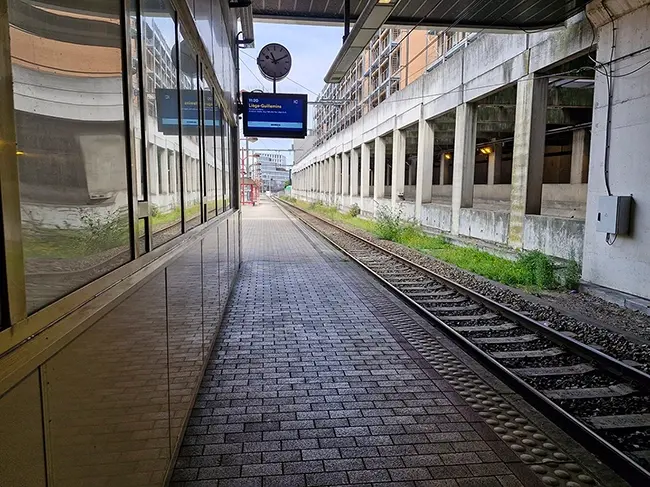 Sur un quai en gare de Namur entrain d'attendre le train pour Liège.