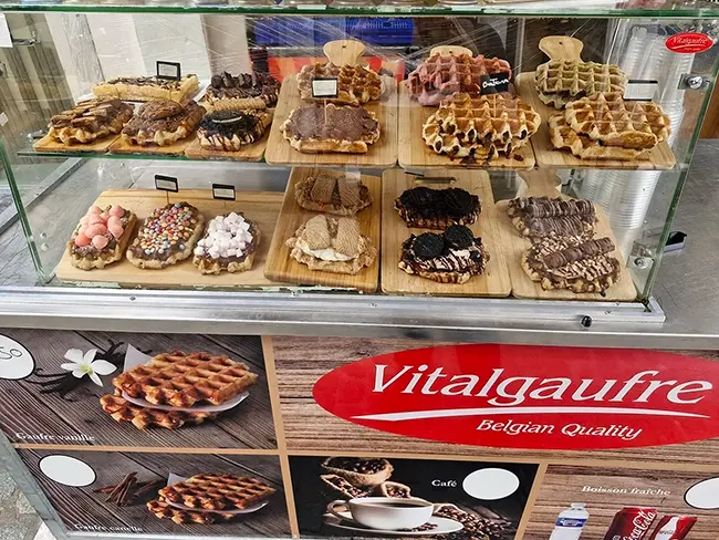 Premier arrêt dans un stand qui vend des gaufres, vital gaufre.