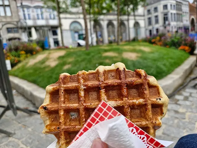 Dégustation d'une gaufre de Liège à Mons sur la grand place.