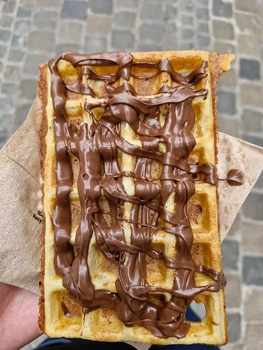 Dégustation d'une gaufre de Bruxelles à Mons