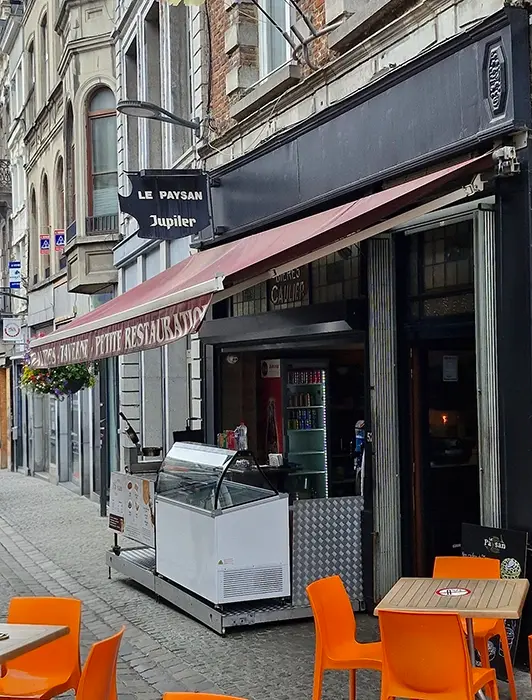 Devant d'un stand de vente de gaufres à Mons.