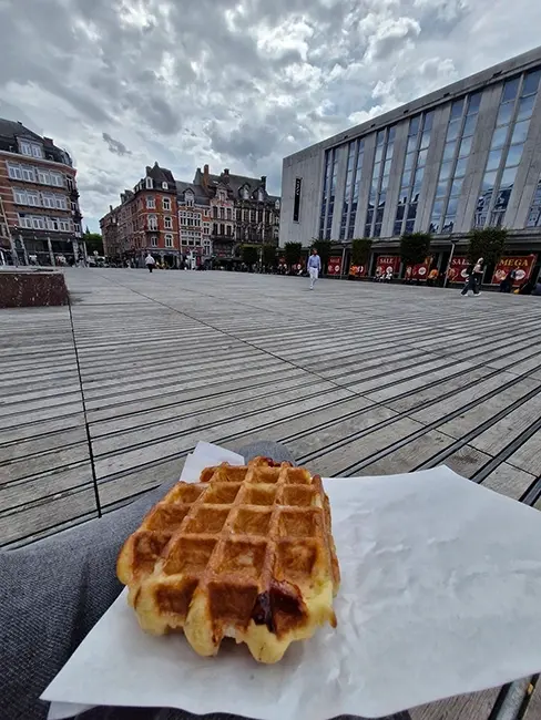 Dégustation de la gaufre de Liège mais à Namur, place d'armes.