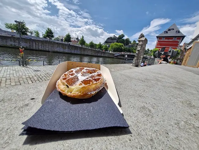 Dégustation d'une gaufre de Namur au sucre face à la Sambre.