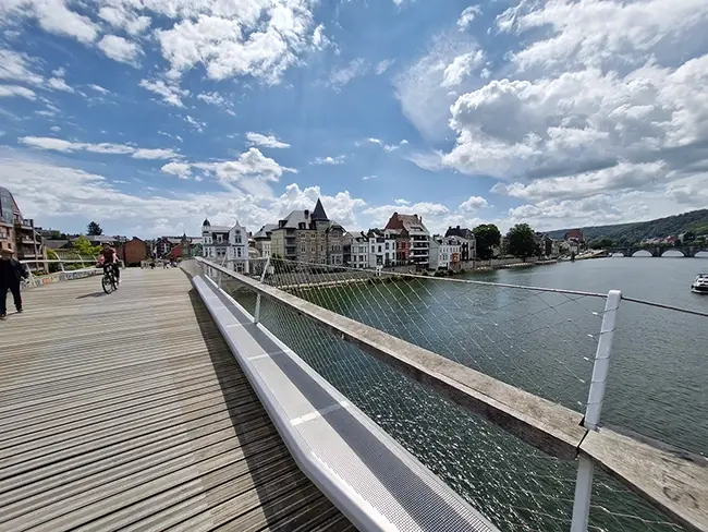 L'Enjambée, pont qui relie Namur à Jambes offrant une superbe vue sur la Meuse, la ville et la citadelle.